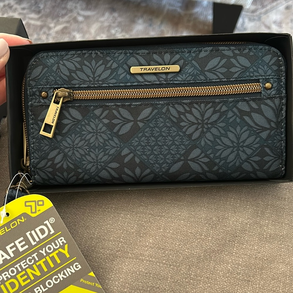 Travelon wristlet wallet